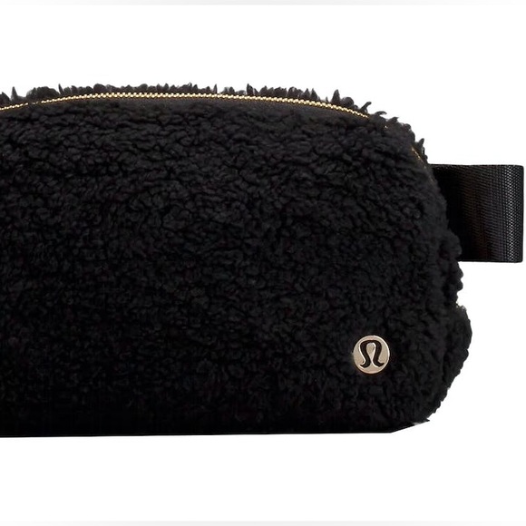 Lululemon Everywhere Belt Bag Sherpa Fleece Black - Picture 5 of 7